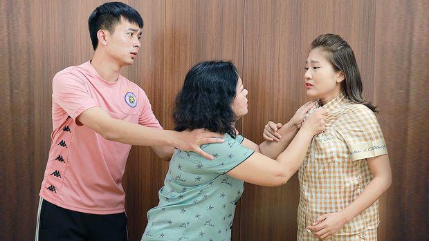 Bà bầu đã bị mẹ chồng giật lấy chiếc bánh ngọt và chê bai vóc dáng của cô. (Ảnh minh họa)