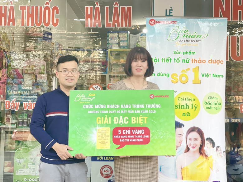 Đại diện nhãn hàng Bảo Xuân trao giải cho khách hàng may mắn nhận giải Đặc biệt