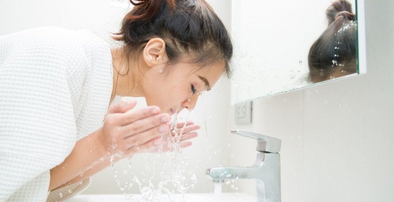 Làm sạch da trước khi đánh nền sẽ giúp hạn chế tối đa việc lớp bụi bẩn, lớp sừng chết trên da gây ảnh hưởng khiến lớp nền mất đi sự mịn màng.