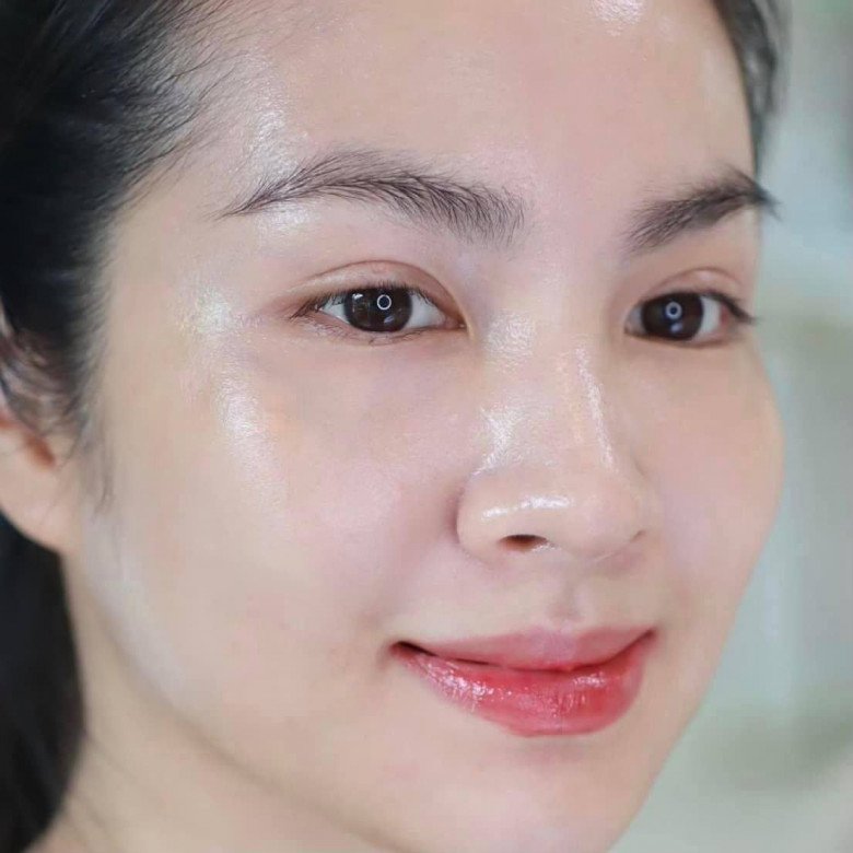 Không phải cứ trang điểm là có thể che hết được khuyết điểm trên gương mặt bạn. Nếu không dưỡng da và chăm da kỹ lưỡng, chị em sẽ vạch áo cho người xem lưng, phô trọn làn da khô khốc của mình dưới lớp kem nền.