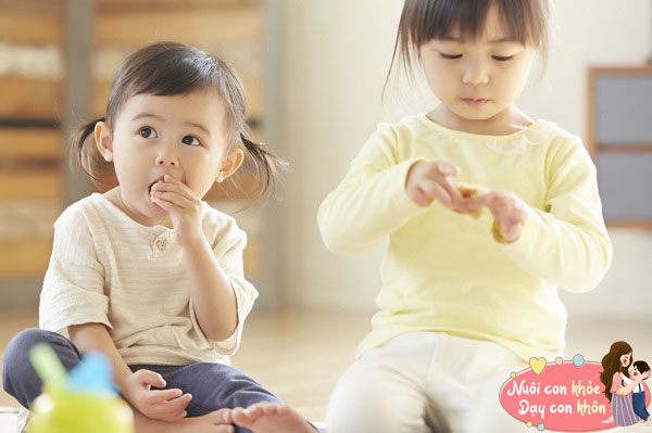 Nên cho trẻ vui chơi, vận động thường xuyên, hạn chế lạm dụng thuốc kháng sinh để tăng đề kháng cho con.