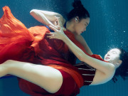 Giải trí - Ngọc Trinh lộ đùi to, bị chê như "cá lau kính" khi chung khung hình dưới nước với Minh Hằng