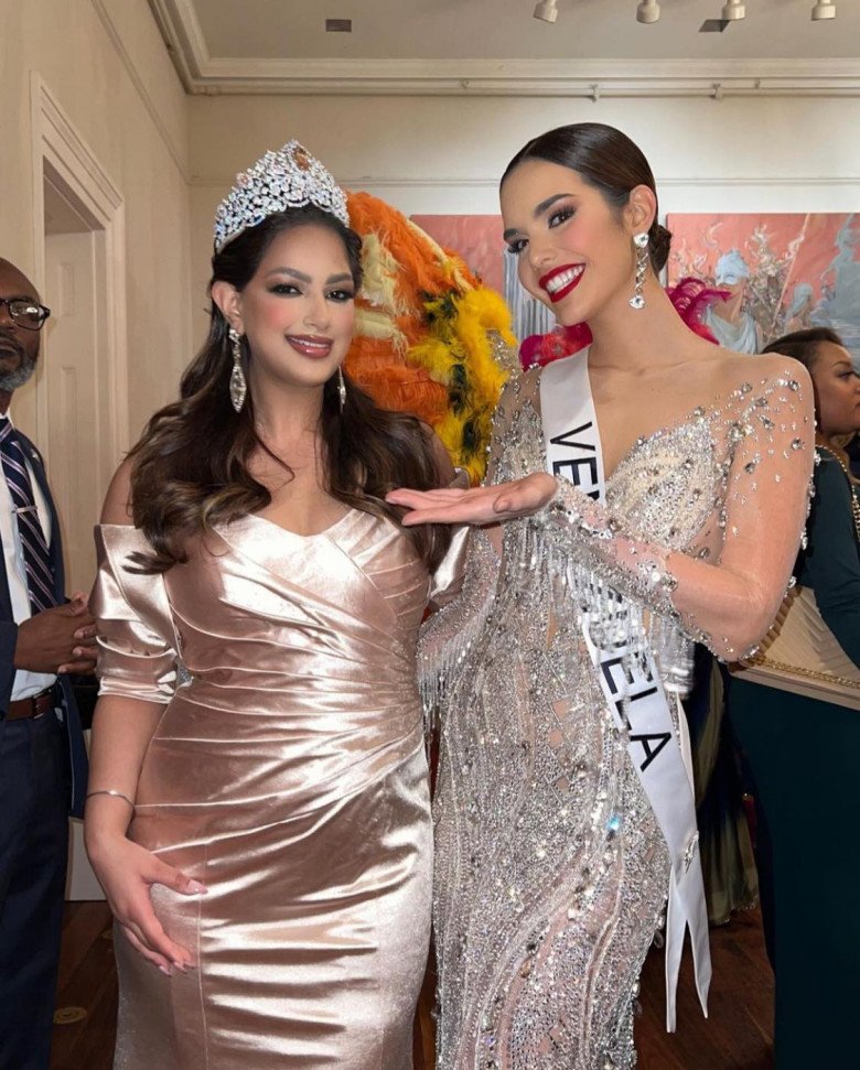 Miss Universe 2021 nỗ lực giảm cân, stylist lại liên tục dìm dáng, fans Việt đòi amp;#34;giải cứuamp;#34; nàng hậu - 5