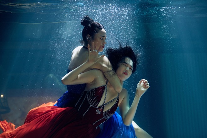 Ngọc Trinh lộ đùi to, bị chê như amp;#34;cá lau kínhamp;#34; khi chung khung hình dưới nước với Minh Hằng - 4