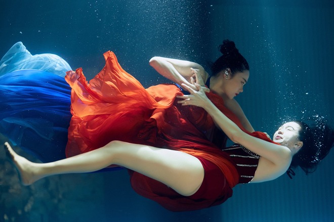 Ngọc Trinh lộ đùi to, bị chê như amp;#34;cá lau kínhamp;#34; khi chung khung hình dưới nước với Minh Hằng - 1