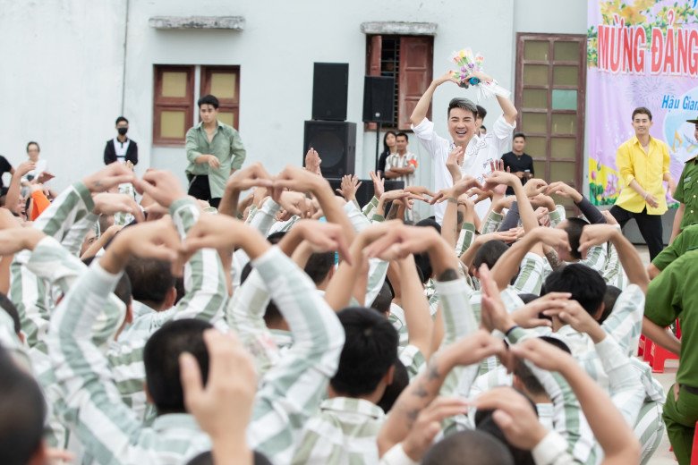 Đàm Vĩnh Hưng từ nhỏ không có đủ ba mẹ đón Tết, tuyên bố không để quý tử chịu cảnh sống khổ - 7