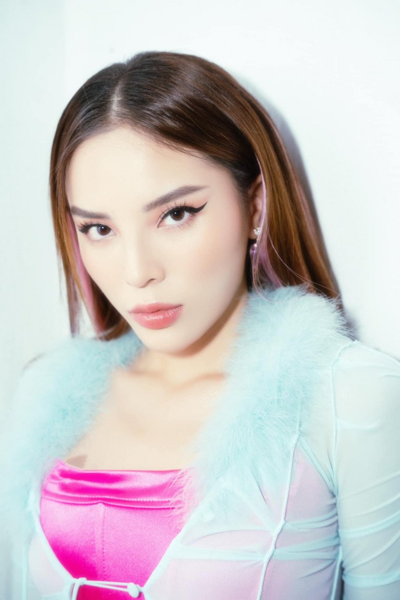Gương mặt của Kỳ Duyên khá cá tính nên phù hợp với các kiểu đánh mắt và vẽ mắt đậm.