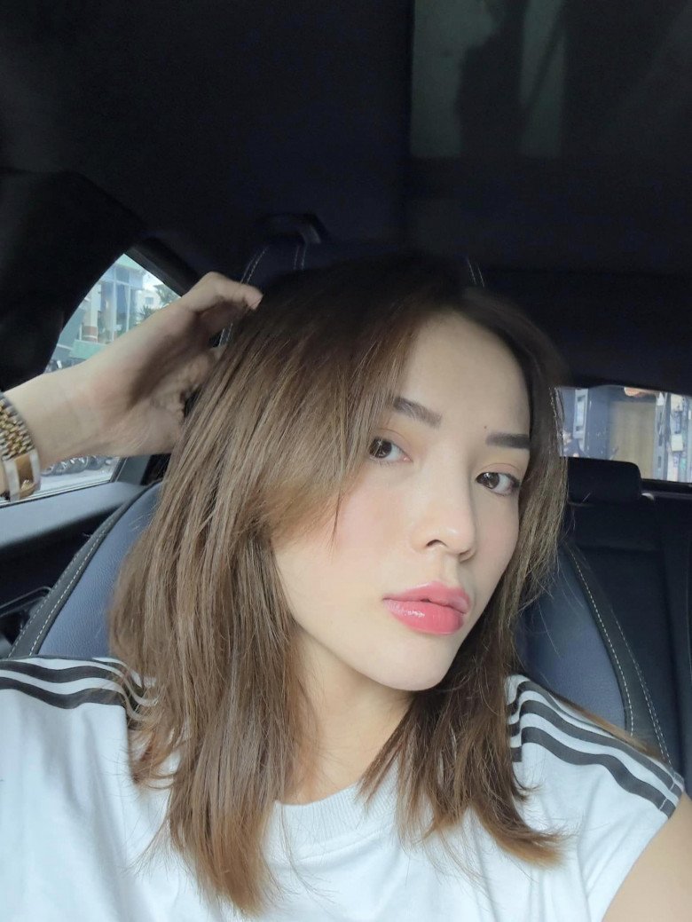 Nhờ có nền da chẳng phấn son điểm 10 mà Kỳ Duyên trong hình ảnh đăng tải chỉ tô một lớp son dưỡng bóng màu hồng baby và kẻ nhẹ đường eyeliner mảnh vẫn đủ làm bao người xuyến xao.