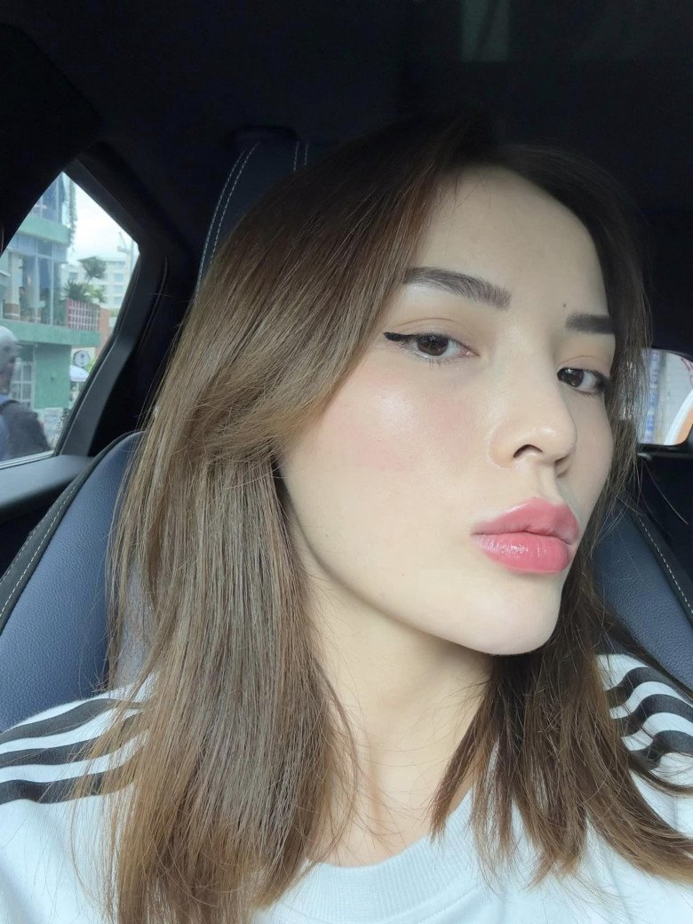 Hoạt động showbiz đã được gần 9 năm, đắp hàng nghìn layout trang điểm thế nhưng nền da mộc của Kỳ Duyên vẫn căng mướt, không một khuyết điểm như tàn nhang hay mụn nhọt.