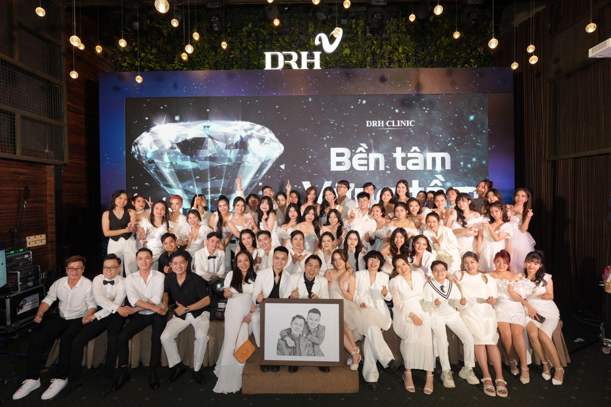 Tập thể đội ngũ DRH Clinic tại đêm tiệc kết thúc năm