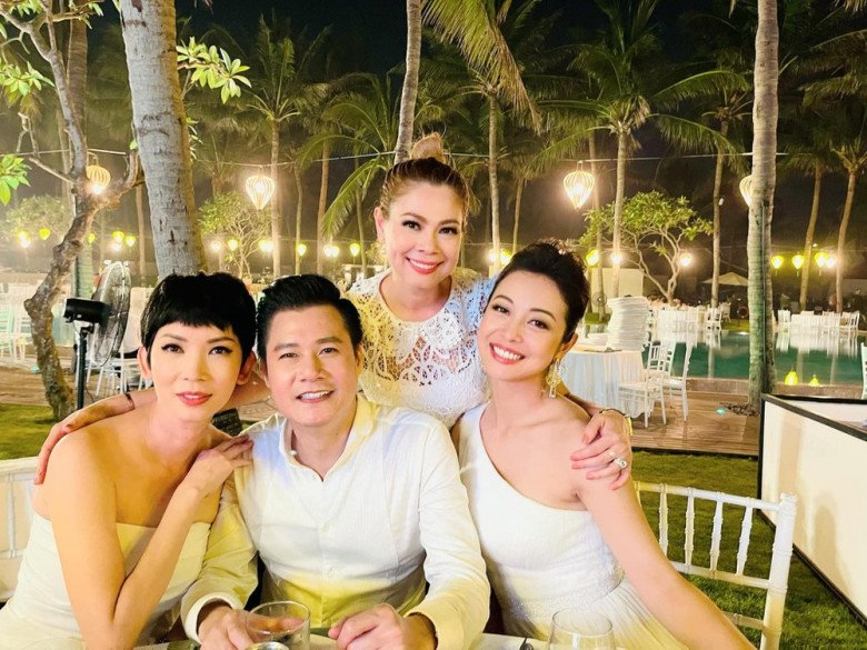 Nam giám khảo còn từng vui vẻ chụp hình bên vợ cũ Jennifer Phạm và tình cũ Thanh Thảo trong cùng một khung hình.