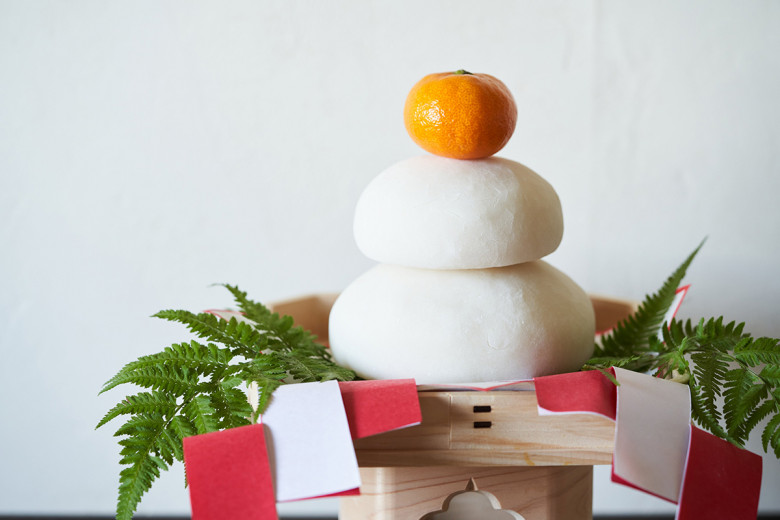 (Pixta: Bánh Kagamimochi được dùng để trang trí trong dịp tết Nhật Bản)