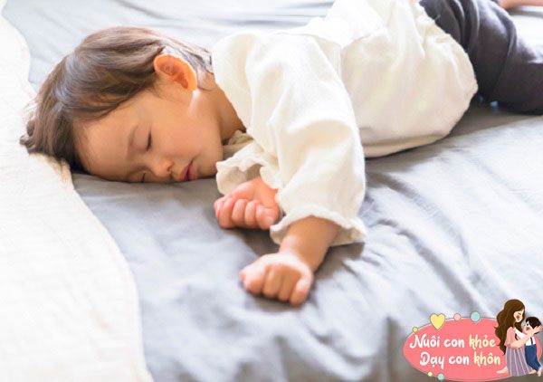 Theo các chuyên gia, khi trẻ đang ngủ, trẻ nghe thấy âm thanh và truyền đến não qua hệ thần kinh, não phản ứng lại, đây là những biểu hiện của chỉ số IQ cao của trẻ. 