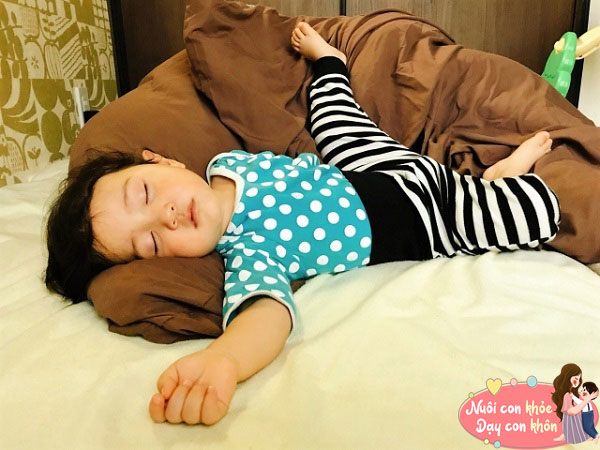Việc trẻ đá vào chăn khi ngủ cũng là một sự cải thiện về khả năng nhận thức.