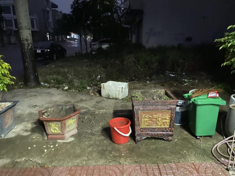 Hai chậu trơ trọi của gia chủ sau khi bị đối tượng xấu trộm mất cây