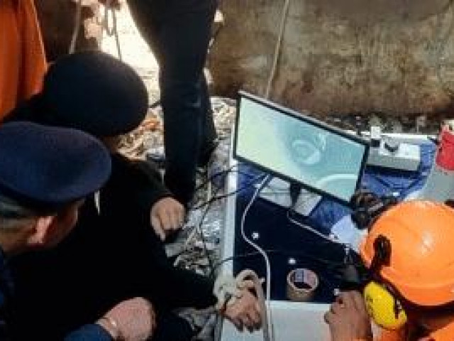 Clip Eva - Clip: Bé trai 6 tuổi rơi xuống giếng khoan và màn giải cứu ngoạn mục