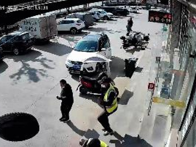 Clip Eva - Clip: Lốp xe văng khỏi xe tải, "hạ gục" nam cảnh sát