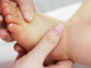 Bà bầu - Em bé vừa chào đời đã mắc giang mai, bác sĩ chỉ rõ con đường lây bệnh