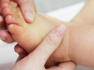 Em bé vừa chào đời đã mắc giang mai, bác sĩ chỉ rõ con đường lây bệnh