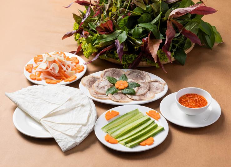 Bánh tráng phơi sương cuốn thịt luộc, rau rừng.