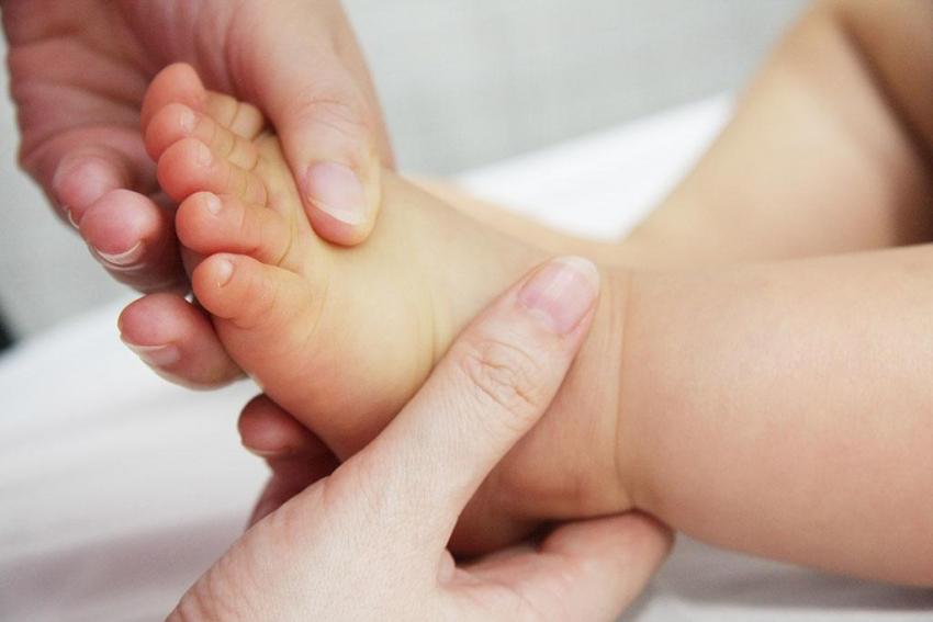 Em bé vừa chào đời đã mắc giang mai, bác sĩ chỉ rõ con đường lây bệnh - 1