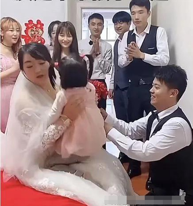 Chồng cũ đem con tới làm khó cô dâu, thái độ của chú rể khiến ai nấy ngỡ ngàng - 1