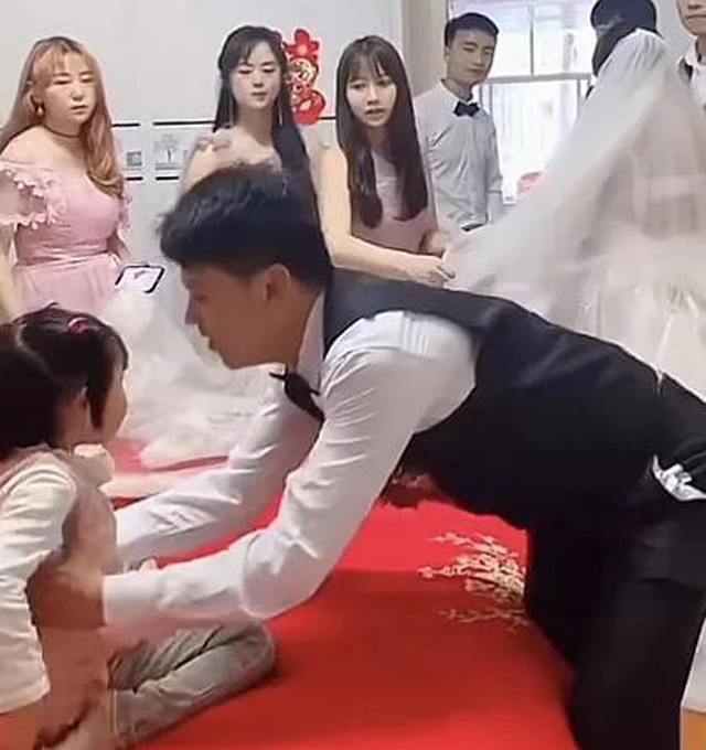 Chồng cũ đem con tới làm khó cô dâu, thái độ của chú rể khiến ai nấy ngỡ ngàng - 2
