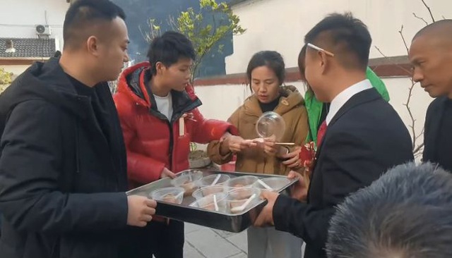 Cô dâu bị nhầm là phù rể vì quá nam tính, chỉ một hành động đã khiến cả nhà vỗ tay - 3