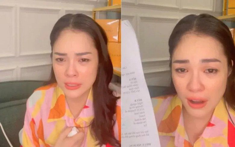 Sau đó, nữ diễn viên còn bật khóc trên livestream, thông báo mình bị cắt vai, hủy hợp đồng.