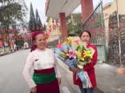 Tin tức - Người đàn bà goá 52 tuổi cưới trai tân 25 tuổi ôm bó hoa tặng một chàng trai trẻ, dân tình tò mò danh tính người này là ai