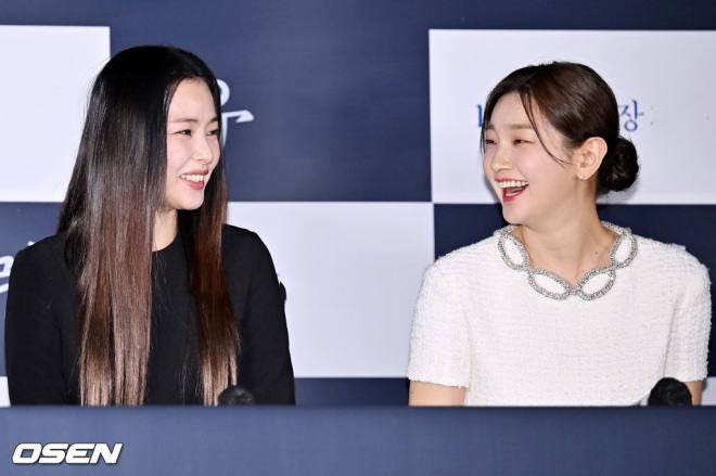 Honey Lee bên cạnh đàn em Park So Dam không có sự chênh lệch, thậm chí còn vượt mặt.