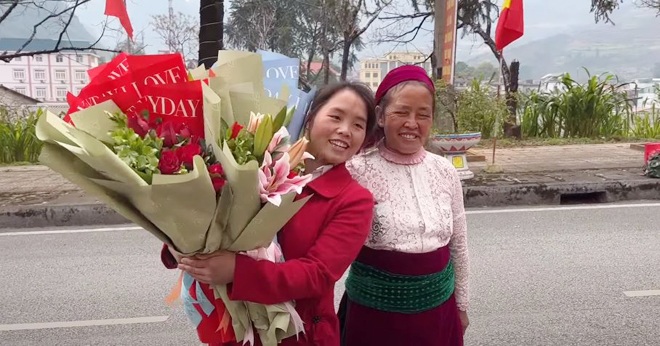 Nụ cười hạnh phúc của người đàn bà 52 tuổi khi nghĩ đến cảnh con gái không còn cô đơn.