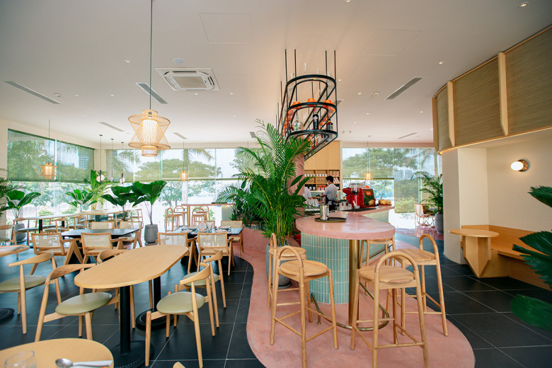 Quầy bar lung linh và nhiều góc check-in sống ảo