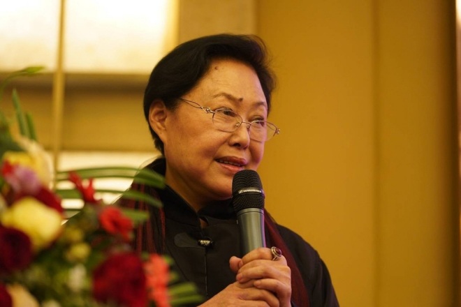 Ở tuổi ngoài 70, Tư Cầm Cao Oa trở thành góa phụ nhưng sống rất bình yên.