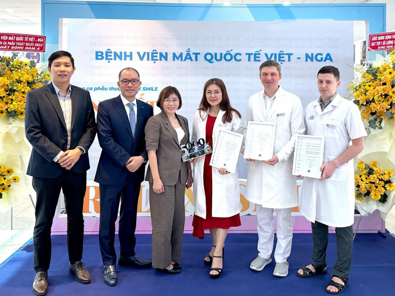 Các bác sĩ của Bệnh viện Mắt Quốc tế Việt – Nga nhận Giải thưởng SMILE Awards Southeast Asia từ Carl Zeiss