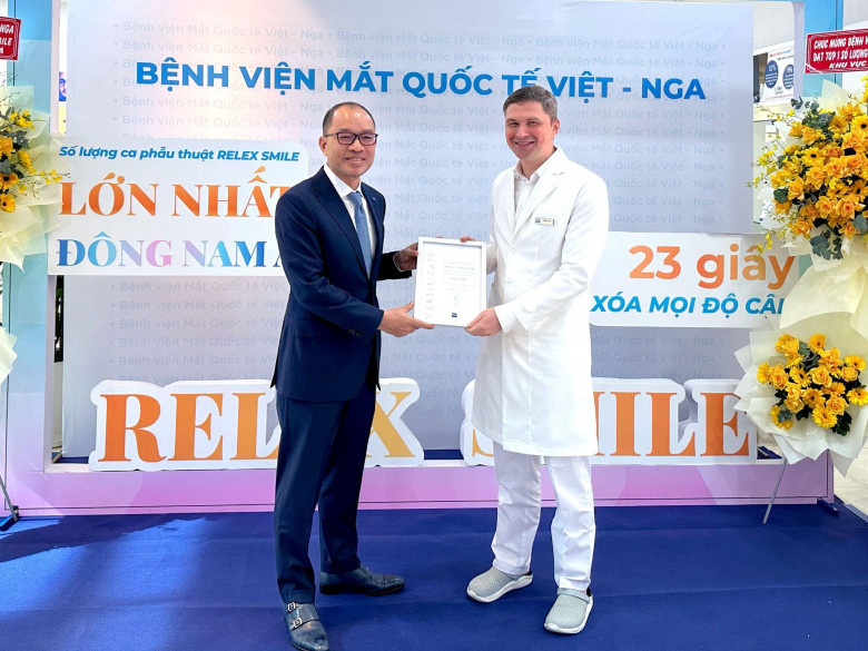 Chuyên gia Phẫu thuật Khúc xạ bậc cao Bazhanov Vitalii nhận Chứng nhận Đơn vị có số lượng ca phẫu thuật Relex Smile lớn nhất khu vực Đông Nam Á từ ông Ông Trần Anh Đức - Head of Sales SEA Carl Zeiss