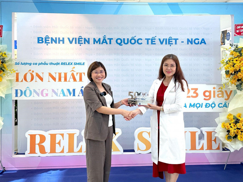 Giám đốc Chuyên môn - ThS BS.CK2 Bùi Thị Thu Hương nhận Kỉ niệm chương Vinh danh Đơn vị có thành tích cao trong Phẫu thuật Relex Smile từ bà Vũ Thị Thu Hiền - General Director Carl Zeiss Việt Nam