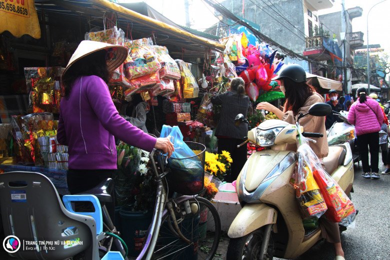 Cận ngày ông Công ông Táo, giá cá chép giảm sâu, nhiều tiểu thương đứng cả buổi sáng không bán được con nào - 10