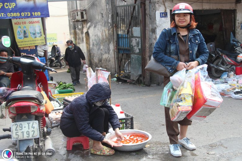 Cận ngày ông Công ông Táo, giá cá chép giảm sâu, nhiều tiểu thương đứng cả buổi sáng không bán được con nào - 4