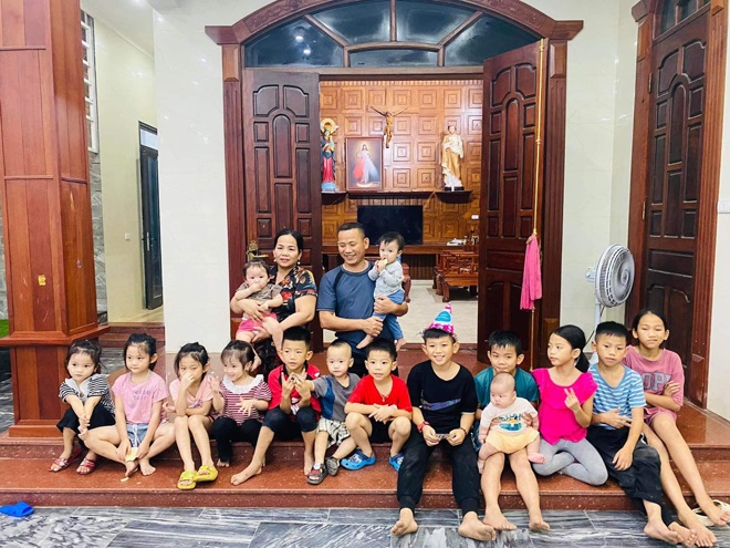 Đại gia đình, gồm vợ chồng anh Thịnh, các con và các cháu nội ngoại.