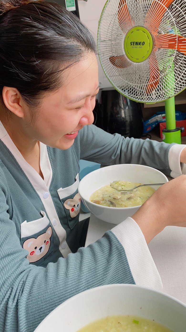 Biết vợ mệt mấy hôm nay nên sáng ra Khánh dậy sớm để nấu cháo tẩm bổ cho vợ bầu.