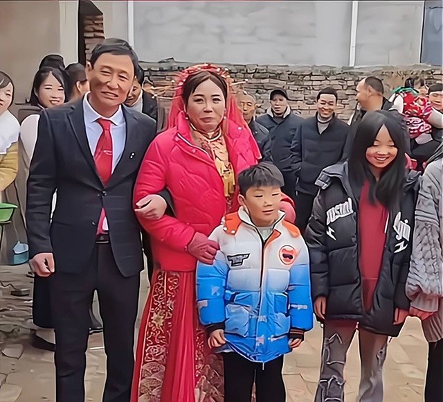 Cô dâu là mẹ đơn thân, dắt 5 con tới đám cưới, bất ngờ thái độ của chú rể với con riêng của vợ - 1