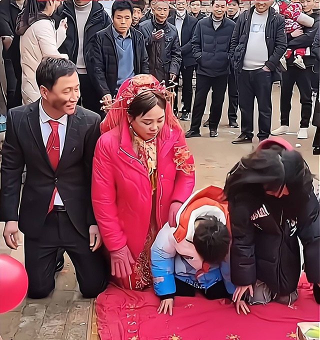 Cô dâu là mẹ đơn thân, dắt 5 con tới đám cưới, bất ngờ thái độ của chú rể với con riêng của vợ - 2
