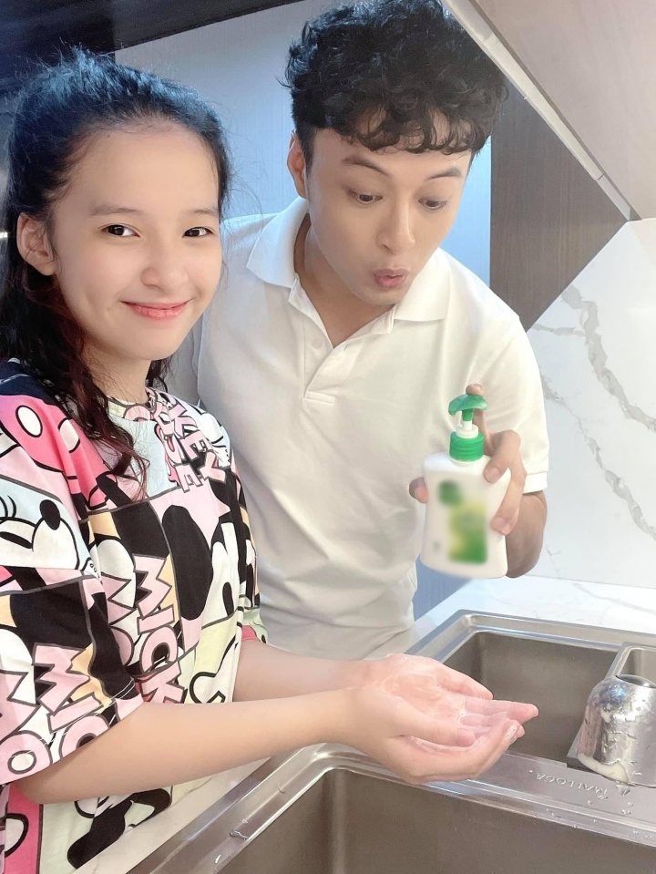 Nhím amp;#34;Bố ơi mình đi đâu thếamp;#34; - con gái Hồng Đăng: Má lúm xinh đẹp, cao hơn mẹ nhưng bị nói amp;#34;như da bọc xươngamp;#34; - 7