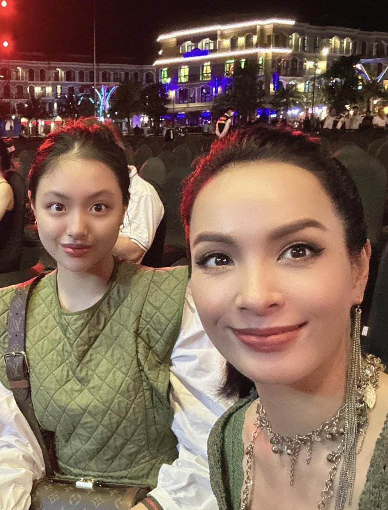 Suti giờ cũng táo bạo mặc áo hở eo, váy ngắn. Cô bé được di truyền thần thái siêu mẫu từ mẹ.