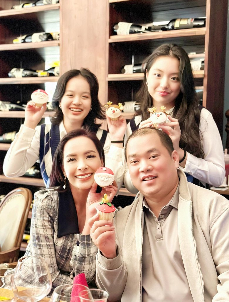 Con gái Mạnh Trường cao lớn còn ăn mặc trưởng thành bên bố, vợ amp;#34;nhìn thoáng tưởng công khai hẹn hò em nàoamp;#34; - 12