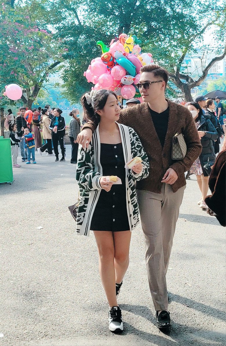 Mạnh Trường chia sẻ ảnh khoác vai con gái đi dạo phố.
