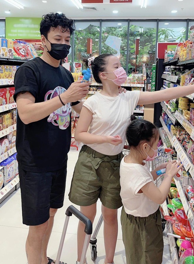 Con gái Mạnh Trường cao lớn còn ăn mặc trưởng thành bên bố, vợ amp;#34;nhìn thoáng tưởng công khai hẹn hò em nàoamp;#34; - 5