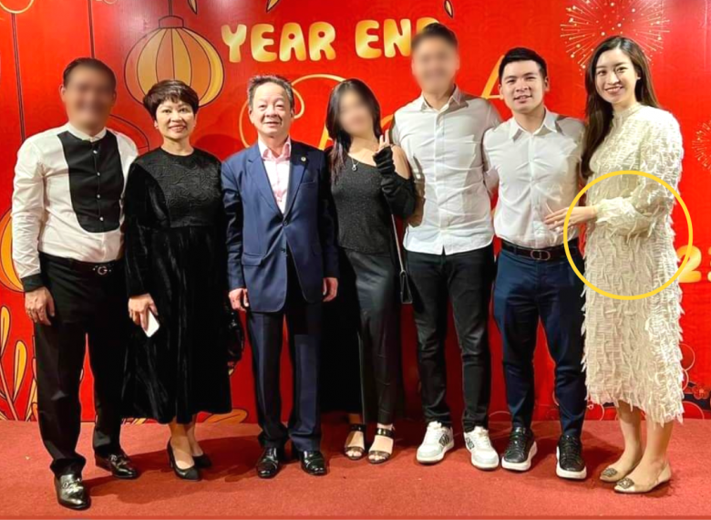 Đầu năm 2023, cô gây chú ý khi xuất hiện cạnh chồng thiếu gia với vòng 2 lớn, đi giày bệt.