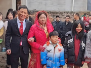 Tin tức - Cô dâu là mẹ đơn thân, dắt 5 con tới đám cưới, bất ngờ thái độ của chú rể với con riêng của vợ